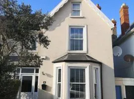 Stylish studio own entrance in Victorian House