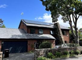 Large 4 bedroom house, electric gated driveway.，位于Bidston的自助式住宿