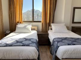 Al-jabal castle Hotel - Ajloun，位于阿杰隆的酒店
