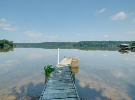 Charming Accokeek Retreat with Private Fishing Pier，位于Accokeek的酒店
