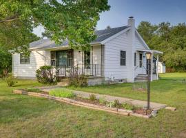 Quaint Horseheads Home with Screened-In Patio!，位于霍斯黑兹的度假屋