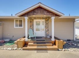 Stunning Home in Coupeville with Deck and Beach Access，位于库珀维尔的度假屋