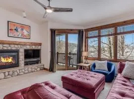 1061- Spacious Mountain Townhouse with Garage Shared Hot Tub and Pool