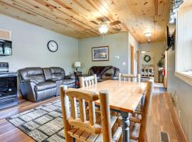 Cozy Lake Wissota Escape with Community Dock!，位于奇珀瓦福尔斯的酒店