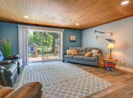 Chippewa Falls Retreat on Lake Wissota with 2 Decks!，位于奇珀瓦福尔斯的酒店