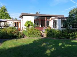 Royale bungalow met grote tuin en terras，位于Munstergeleen的别墅