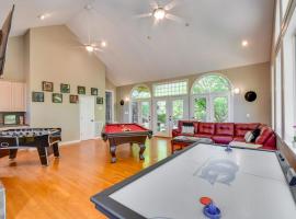 2 Mi to Clemson Central Villa with Deck, Near Lakes，位于克莱门森的酒店