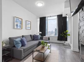 Lux 1 BR-Den DWTN Condo near CN Tower with Parking，位于多伦多的酒店