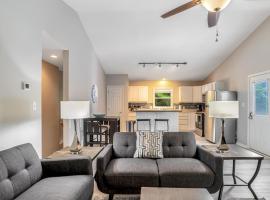 South Asheville Townhome 14 B，位于Arden的酒店