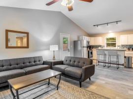 South Asheville Townhome 16 A，位于Arden的酒店