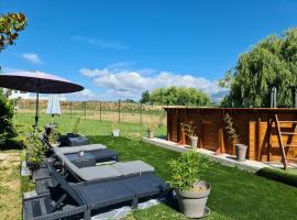 MAS GABELYS au pied de la Sainte Victoire, rez de jardin avec terrasse et piscine，位于特雷斯的带停车场的酒店