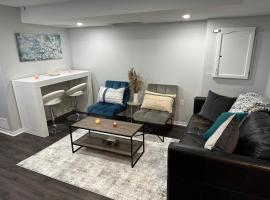 Luxurious and modern one bedroom basement suite.，位于布兰普顿的酒店