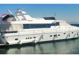 Luxury Vacations, Accommodation，位于新派拉莫斯的船屋