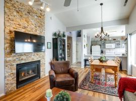 Cozy Flagstaff Retreat with Fireplace and Gas Grill!，位于弗拉格斯塔夫的公寓