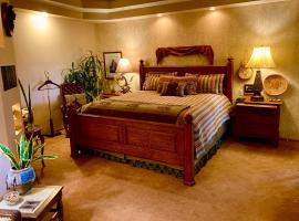 Yellowstone Cattle Baron EnSuite, Private Entrance & Parking - Prairie Rose B&B，位于夏延的住宿加早餐旅馆