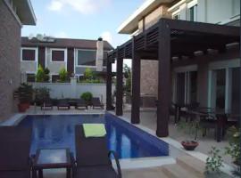 Luxurious 4-Bedroom Villa Retreat Near Beach & Forest，位于锡德的酒店