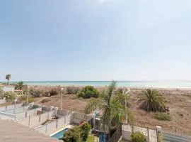 Global Properties, Adosado en primera linea de playa con vistas al mar