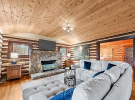 Unique Cabin With Hot Tub Close to Town，位于Leicester的酒店