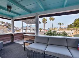 Charming Catalina Gem with Deck Walk to the Beach!，位于阿瓦隆的度假短租房