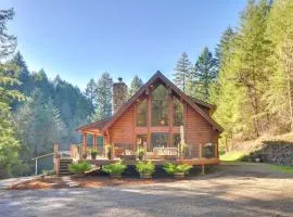 Luxe Cabin in the Woods Walk to Lake!