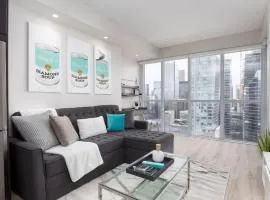 Luxury CN Tower View King Bed Balcony FREE PARK