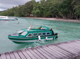 Raja Ampat Speed Boat OASIS，位于Saonek的船屋