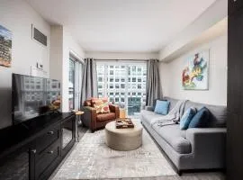 Welcoming Downtown Condo with WFH setup Balcony