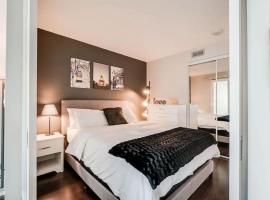Beautiful 1BD 1BA Condo Lake and City Views，位于多伦多的酒店