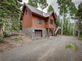 Cozy Beaver Retreat with Fireplace and Deck!，位于比弗的带停车场的酒店