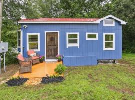 Pendergrass Tiny Home Cabin on Pond with Fire Pit!，位于布拉塞尔顿的酒店