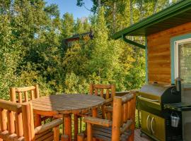 Star Valley Ranch Cabin Rental with Private Hot Tub!，位于Thayne的酒店