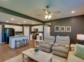 Madill Vacation Rental with Grill Near Lake Texoma!，位于Madill的酒店