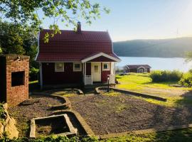 Lovely holiday house by a beautiful lake!，位于Svenshögen的带停车场的酒店