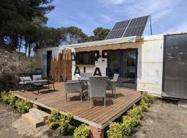 CoolTainer retreat: Sustainable Coastal forest Tiny house near Barcelona，位于卡斯特尔德费尔斯的小屋