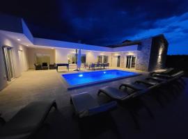 Villa Mare e Monti with heated pool，位于乌马格的带泳池的酒店