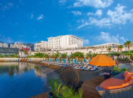 Les Ambassadeurs Hotel Casino&Marina，位于凯里尼亚的酒店