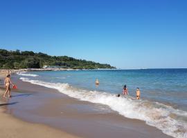 Chaika Sea Apartment，位于瓦尔纳的自助式住宿