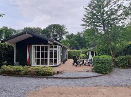 Fijn chalet met grote tuin op de Veluwe，位于伊皮的酒店