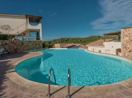 ISA-Residence with swimming-pool just 4 km from Baja Sardinia, apartments with outdoor private space and air conditioning，位于Cala Bitta的酒店