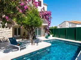 Deluxe apartment BRAČOLET private pool