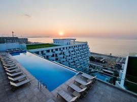 Infinity Breezes Apartment Beach Resort - parking，位于马马亚的带泳池的酒店