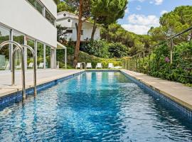 Design villa sea views and lap pool，位于卡夫里尔斯的酒店