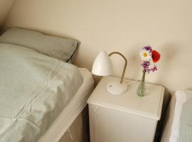 Atma Guesthouse - cozy and simple bed & breakfast in the countryside，位于马斯塔尔的旅馆