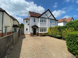 Ascot stunning and modern 4 bedroom town house with 156 sq ft garden office 28，位于阿斯科特的酒店