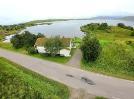 Lite hus ved sjøen