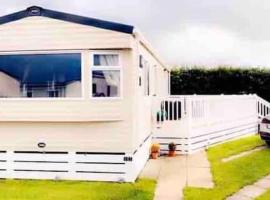 Beautiful 3 bed Static Caravan with Snowdon views in Caernarfon，位于卡纳芬的露营地