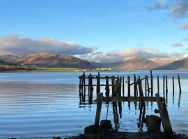 Beautiful Upper Apartment/Stunning Sea Views, Isle of Bute，位于Port Bannatyne的带停车场的酒店