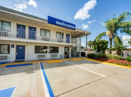 莱克兰 - 6号汽车旅馆，位于莱克兰Zephyrhills Municipal Airport - ZPH附近的酒店