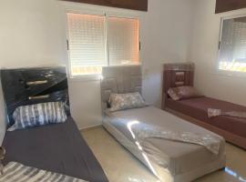 Big appartement in ksar sgher and close，位于塞吉尔堡的酒店