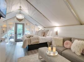 Love Shack Luxury Glamping Tent Honeymoon Theme，位于斯科茨博罗的酒店